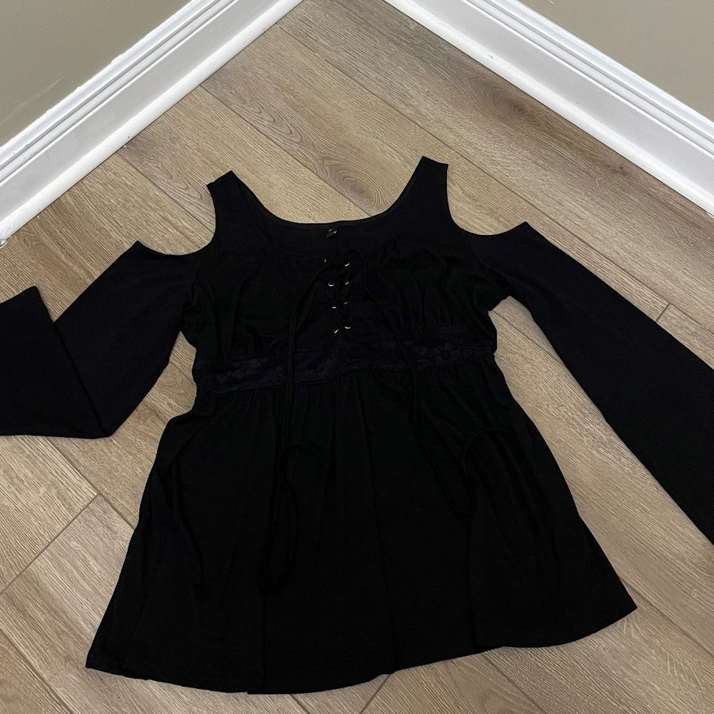 Blouse Women's , Size 2 XL Black bare shoulders, long sleeves with round neck.